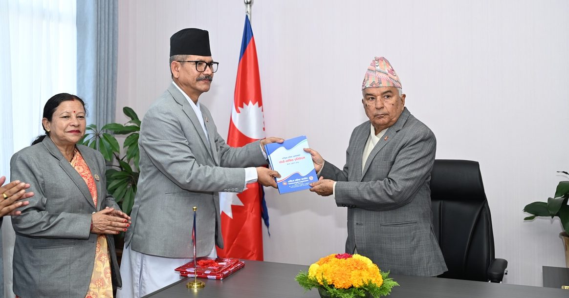 राष्ट्रिय दलित आयोगले बुझायाे राष्ट्रपतिलाई वार्षिक प्रतिवेदन