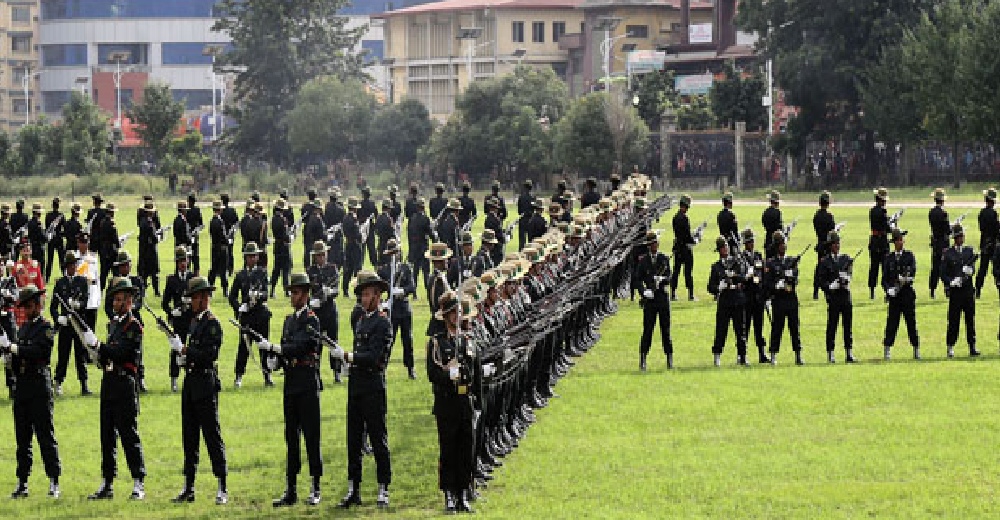 आज सेनाले सैनिक मञ्च टुँडिखेलमा विशेष समारोहका बीच फूलपाती बढाइँ गर्दै