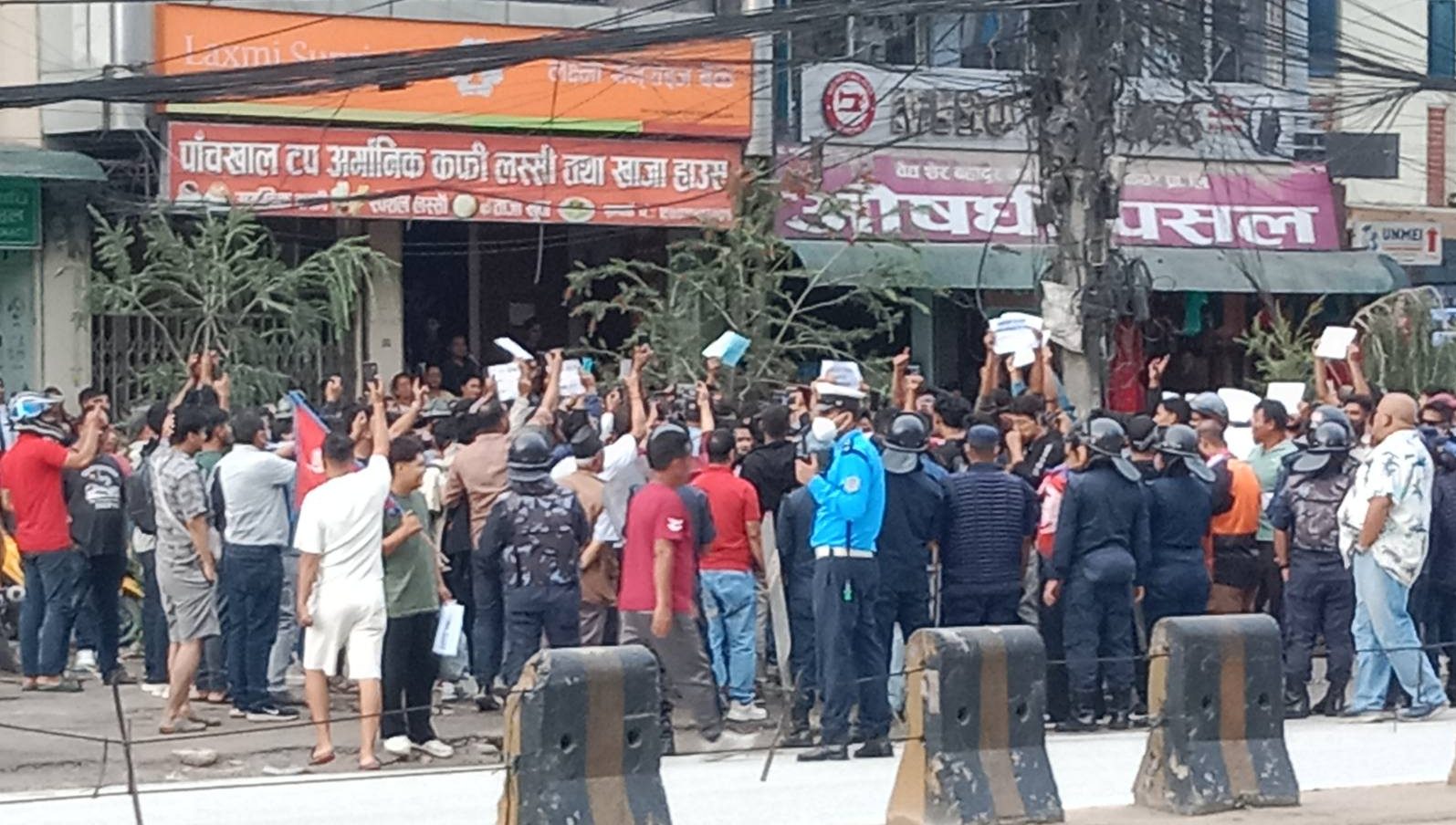 जेन-जी प्रदर्शनमा प्रहरीले गाेली चलाउँदा १४ जनाको मृत्यु, सयाैं घाइते