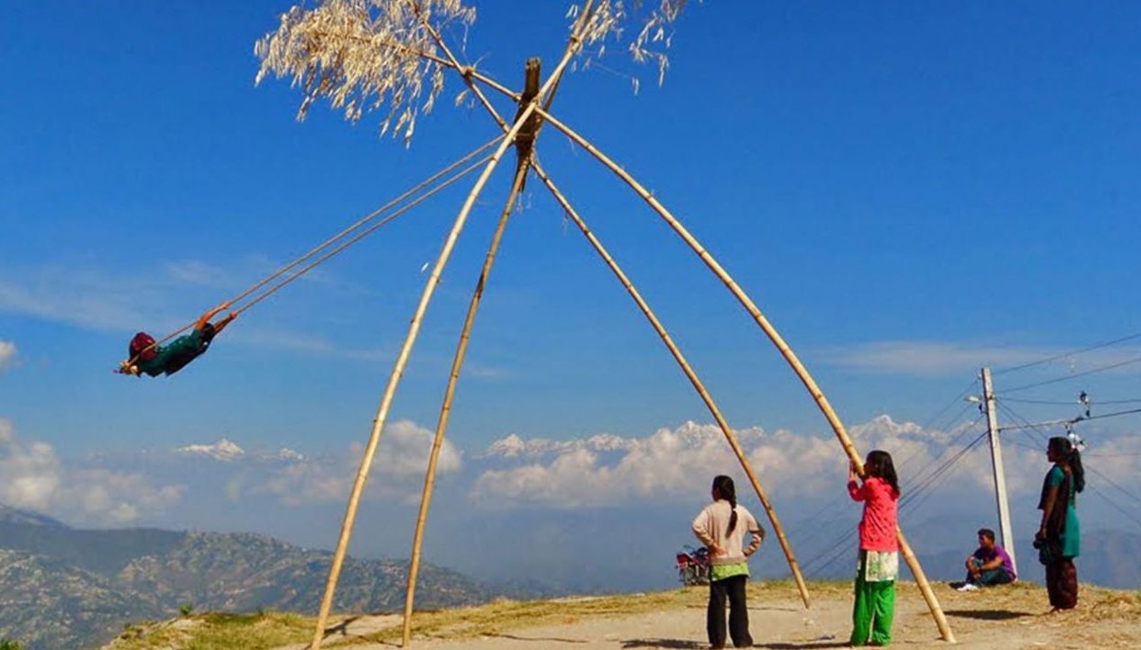 दसैँ विशेषः हराउँदै लिङ्गे पिङ, ‘दसैँ छैन दसैँ जस्ताे’