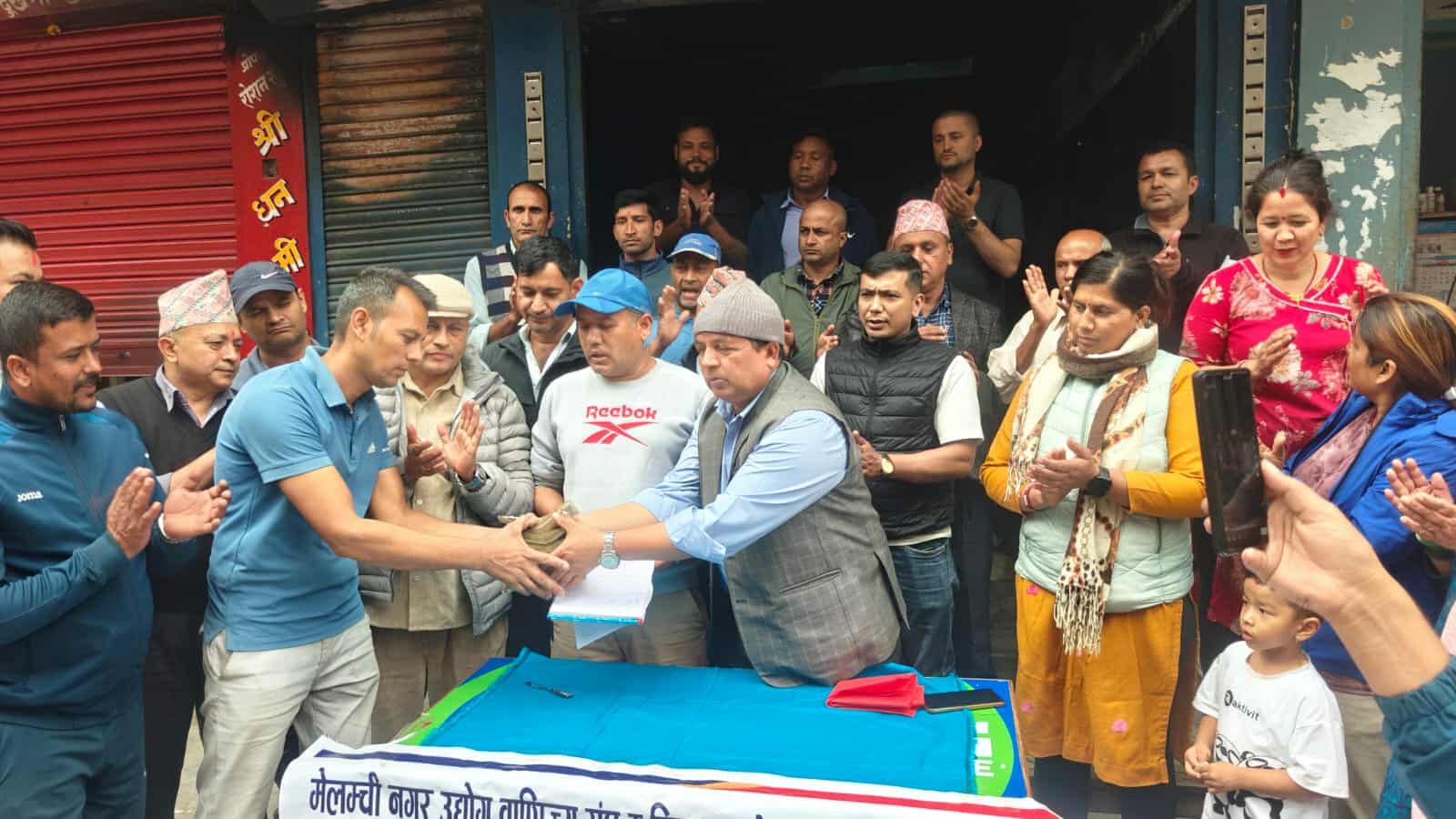 मेलम्चीका आगलागी पीडितलाई आठ लाख ३४ हजार सहयोग रकम हस्तान्तरण