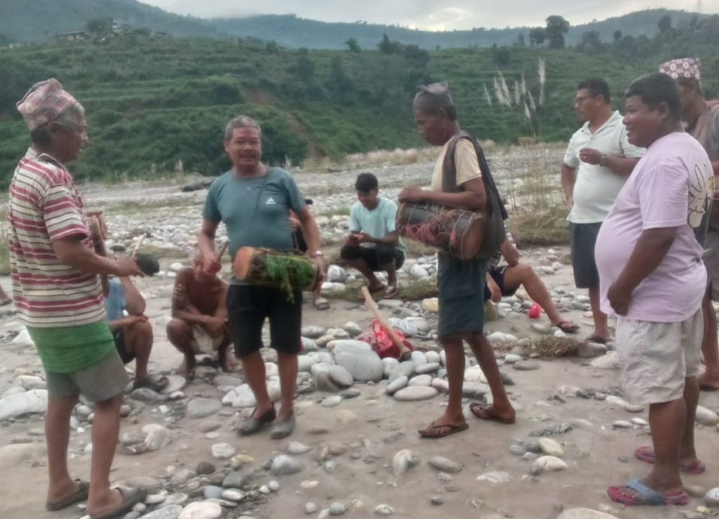 यसवर्ष पनि मण्डनदेउपुरका माझी समुदायले मनाए ‘पितरापर्व’