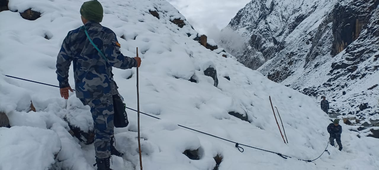 सशस्त्र प्रहरीद्वारा अन्नपूर्ण वेस क्याम्पबाट १ सय ६२ जनाकाे उद्धार