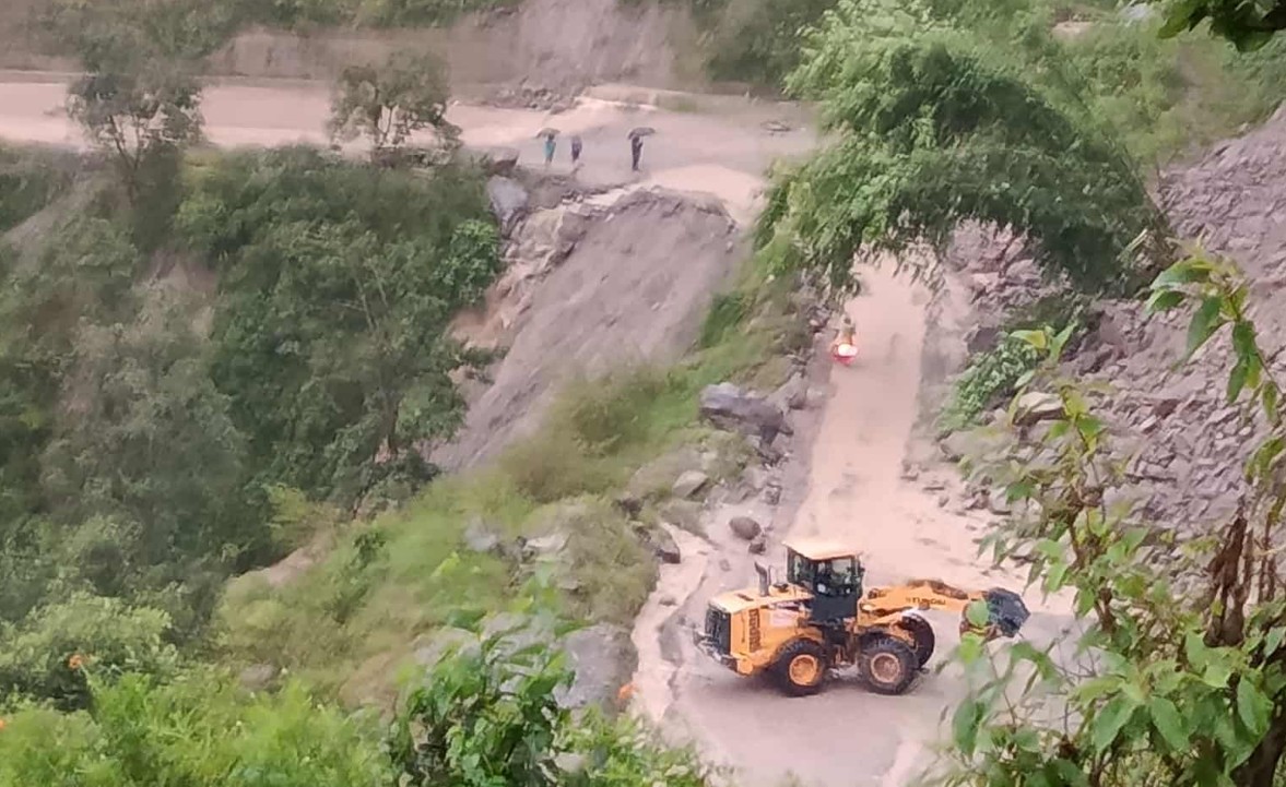 धुलिखेल-खावा सडकखण्डमा पहिरो गएपछि अरनिकाे राजमार्ग पूर्णरुपमा ठप्प