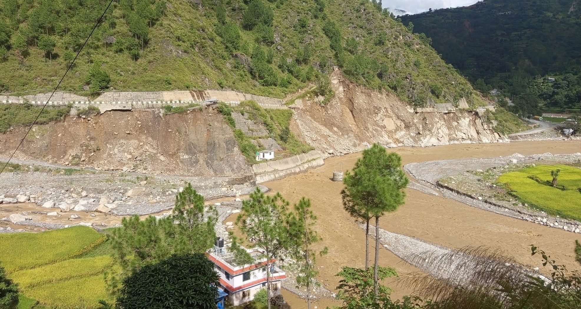 बीपी राजमार्गमा यातायात संचालन अनिश्चित, वैकल्पिक मार्ग प्रयाेग गर्न अनुराेध