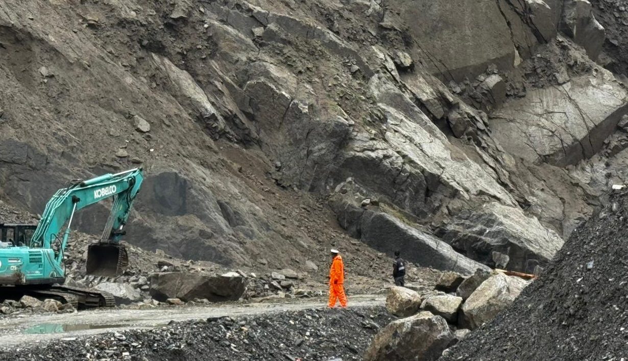 पहिराेले अवरुद्ध बीपी राजमार्ग अझै संचालनमा आएन, खुलाउने प्रयास जारी