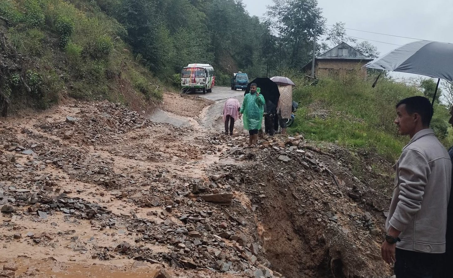 पहिराेका कारण पनाैतीबाट ढुंखर्क जाने सडक बन्द