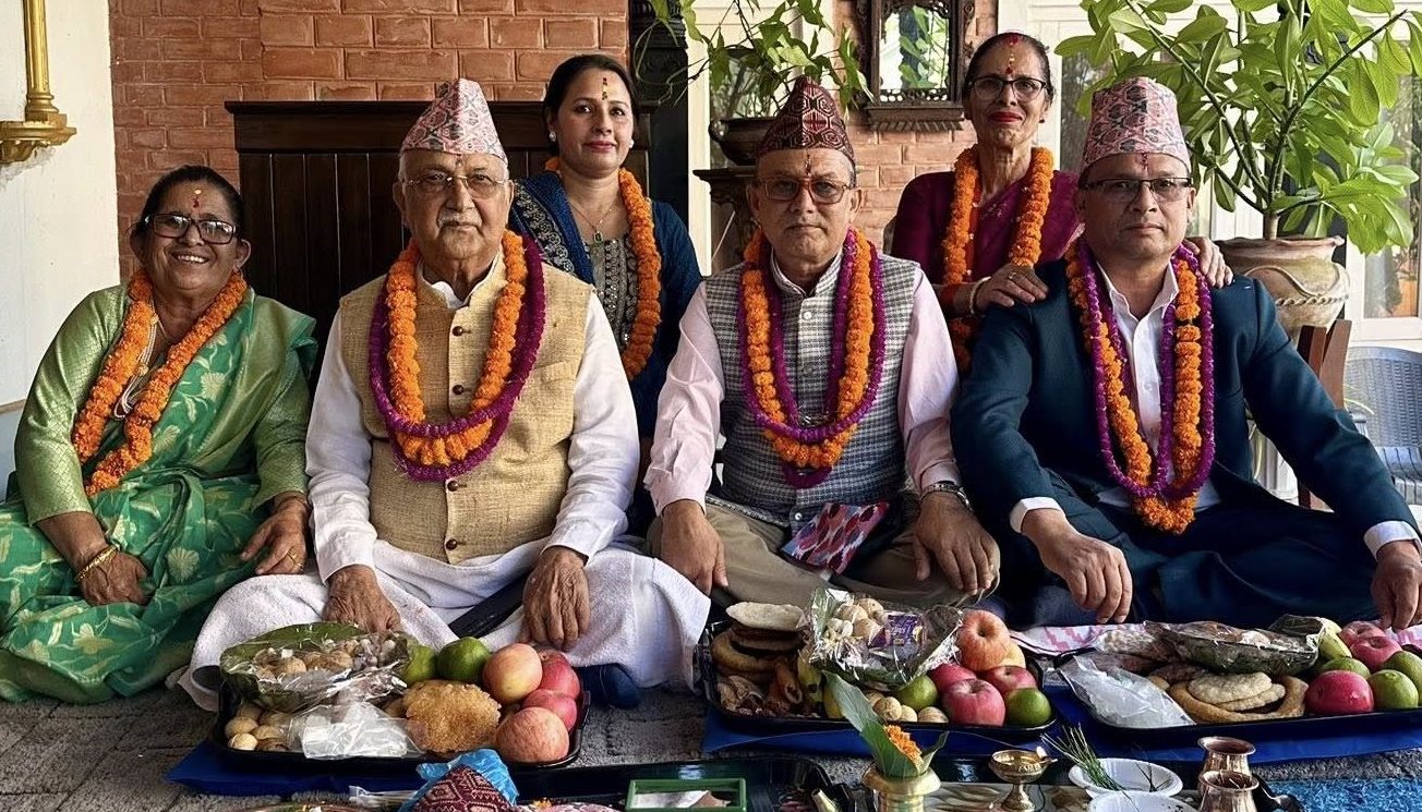 एमाले अध्यक्ष ओलीद्वारा तीन बहिनीकाे हातबाट भाइटीका ग्रहण