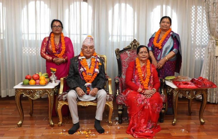 राष्ट्रपतिद्वारा शुभसाइतमा बहिनीहरुबाट तिहारको टीका ग्रहण