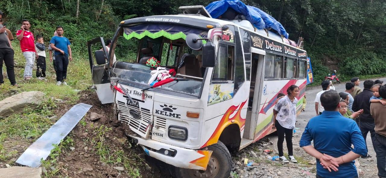 सिन्धुपाल्चोककाे लामोसाँघुमा बस दुर्घटना, २० जना घाइते