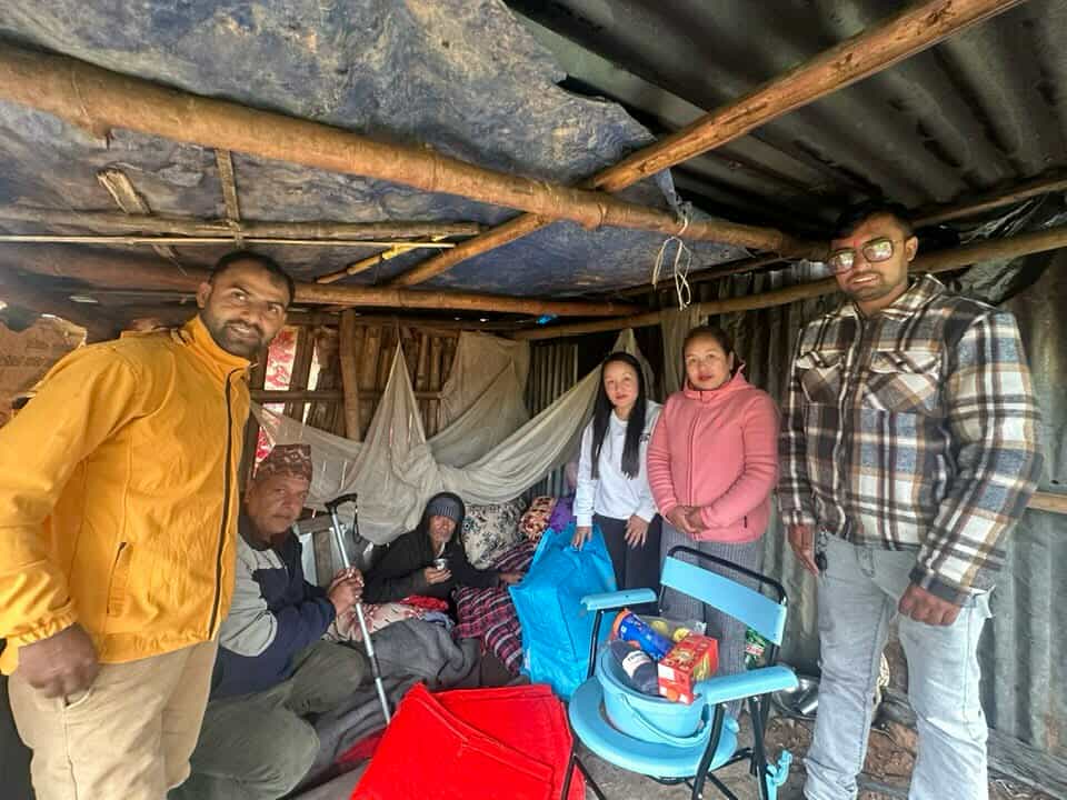 सहाराविहीन शिव सुवेदीलाई आर्शु स्मृति र कान्छीमाया फाउण्डेशनद्वारा सहयाेग