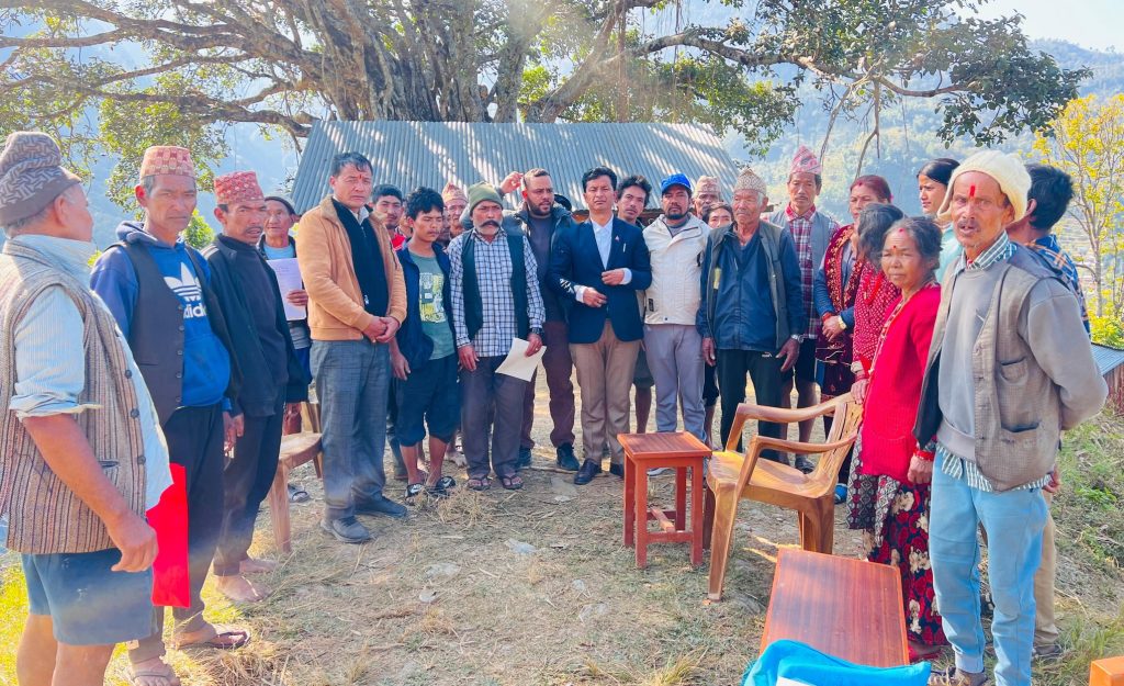 सिम्थलीको न्यौपाने गाउँमा ५२ वर्षदेखि लालपूर्जाबिहीन नागरिकको मुहारमा मुस्कान
