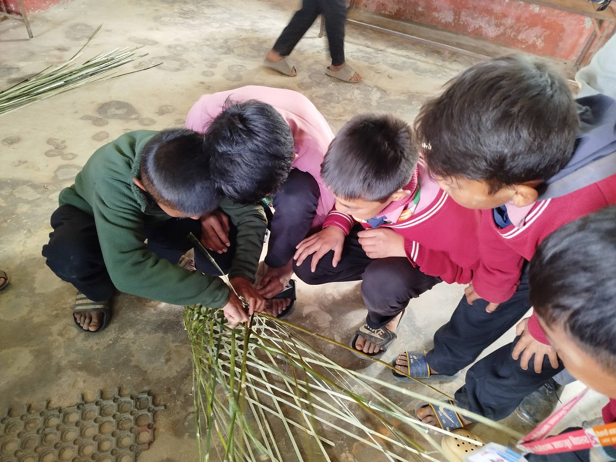 ज्यामिरेकाे क्यौलेठाना आधारभूत विद्यालयका विद्यार्थीले सिके निगालोबाट डोका बनाउने सीप