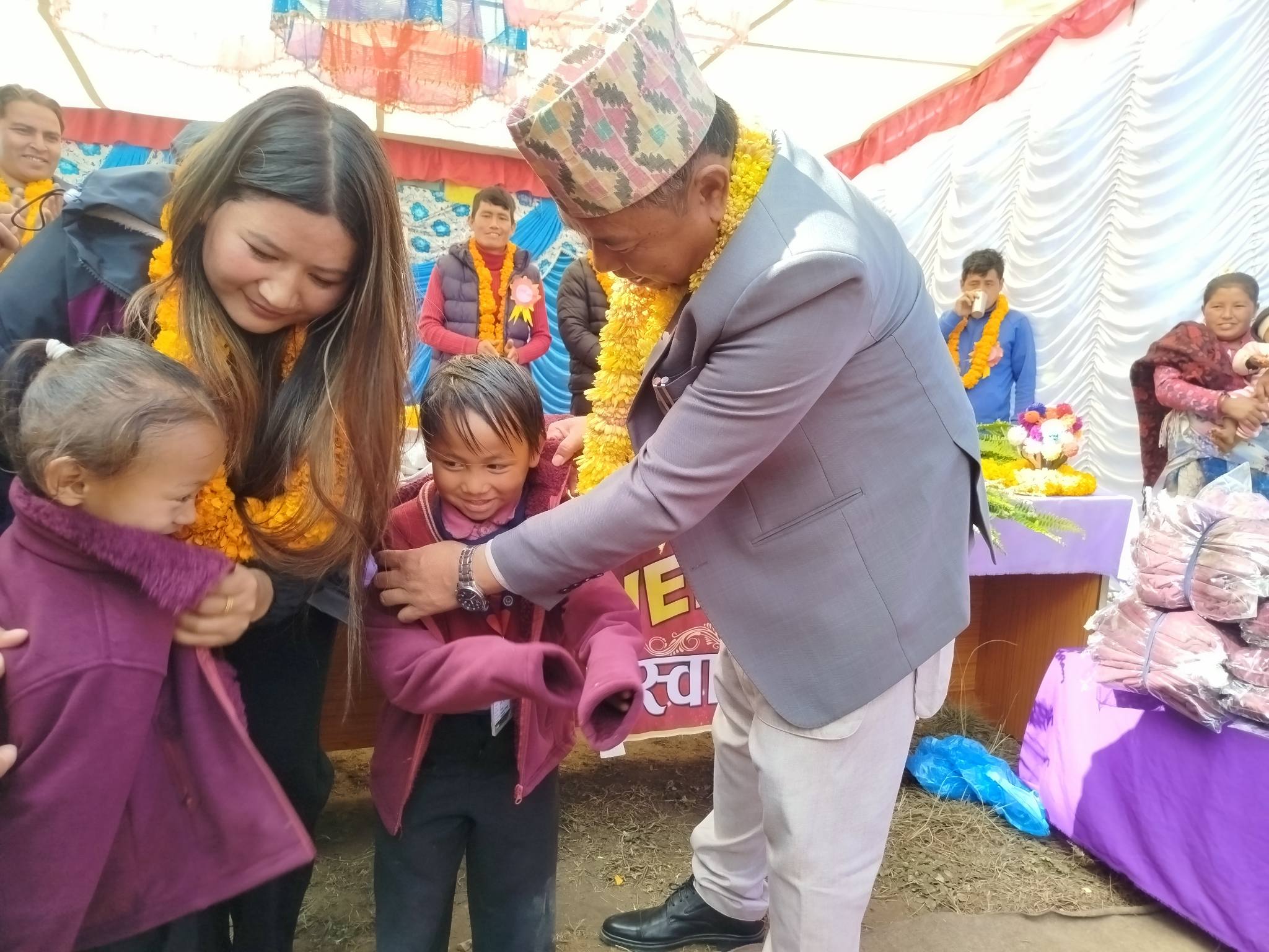 क्यौलेठाना आधारभूत विद्यालयका विद्यार्थीलाई न्यानो कपडा र खेलकुद सामग्री, शिक्षकलाई झोला