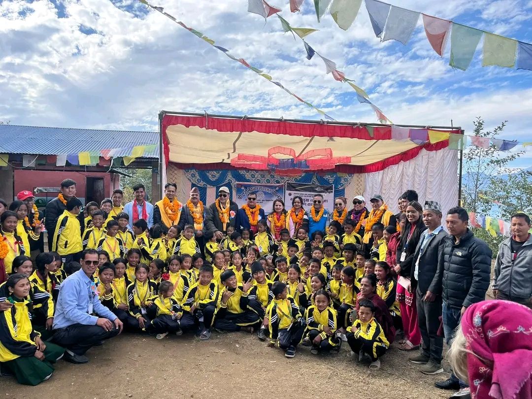 क्यौलेठाना आधारभूत विद्यालयमा ट्रयाक सुट, न्यानो कपडा र स्वास्थ्य सामाग्री वितरण