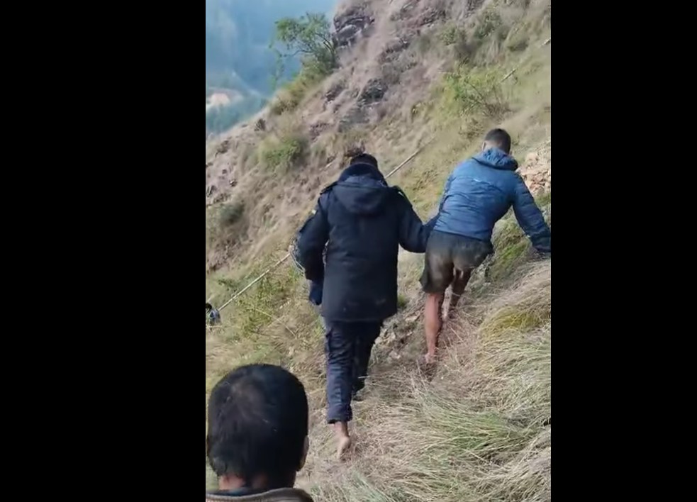 काभ्रेपलाञ्चोक प्रहरीद्वारा भीरमा खसेका विदेशी नागरिकको उद्धार (भिडियाेसहित)