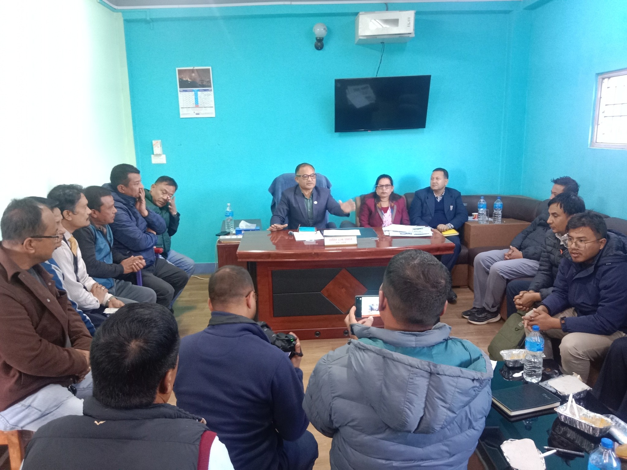 बनेपा बजारमा राेकिएकाे अरनिको राजमार्ग विस्तारको काम सुचारु हुने सहमति (भिडियाेसहित)