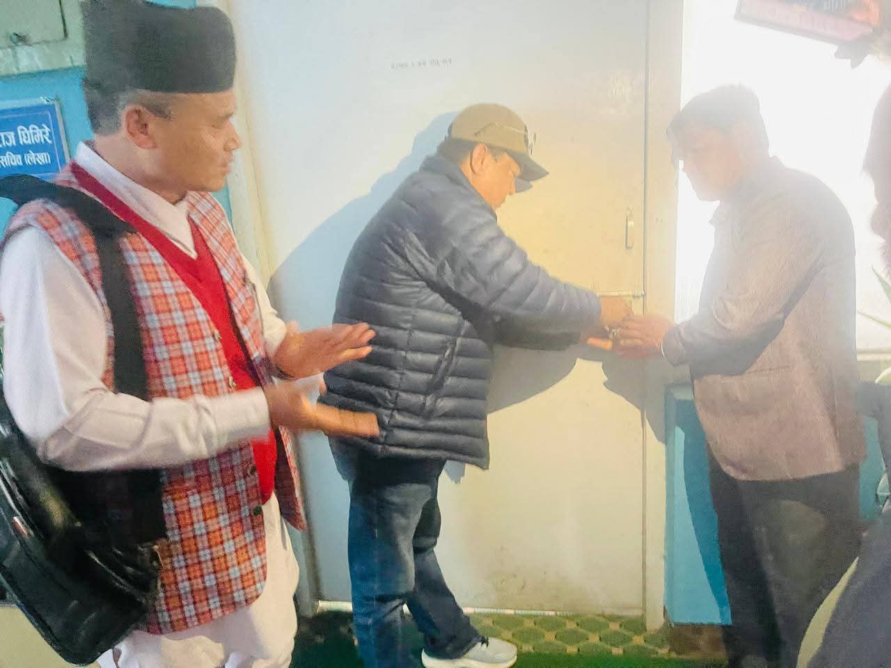 आयाेजना प्रभावित समितिहरुद्वारा मेलम्ची खानेपानीकाे केन्द्रीय कार्यालयमा तालाबन्दी