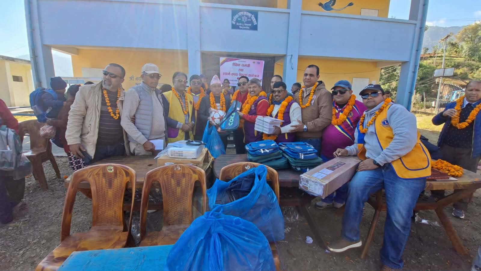 लायन्स क्लब अफ काठमाडौँ डाँफेद्वारा कालिकाशरण आधारभूत विद्यालयमा सामग्री हस्तान्तरण