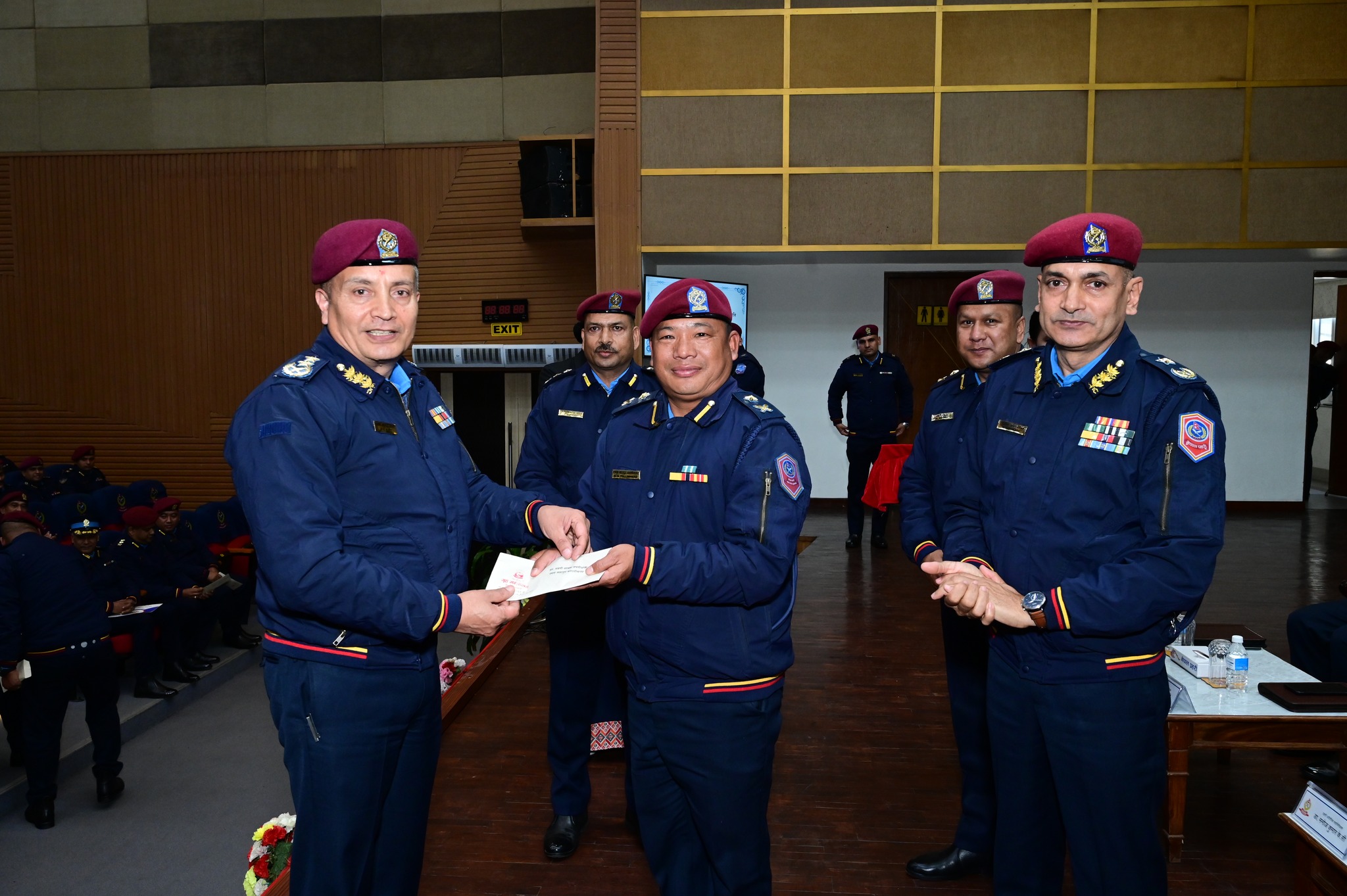 आठ जना प्राविधिक प्रहरी अधिकृतहरू दर्ज्यानी चिन्हद्वारा सुशोभित