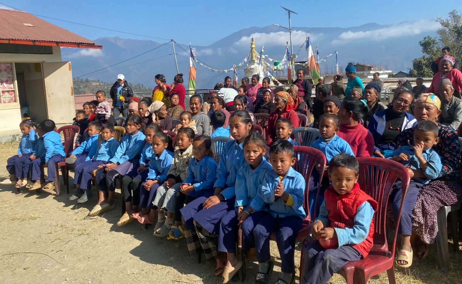 लाभगाउँका विद्यार्थीलाई विद्यालय पोशाक तथा शैक्षिक सामाग्री हस्तान्तरण