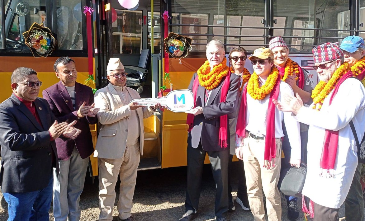रेयुकाई एईको मासुनागा आँखा अस्पताल ढल्केबर शाखालाई बस हस्तान्तरण