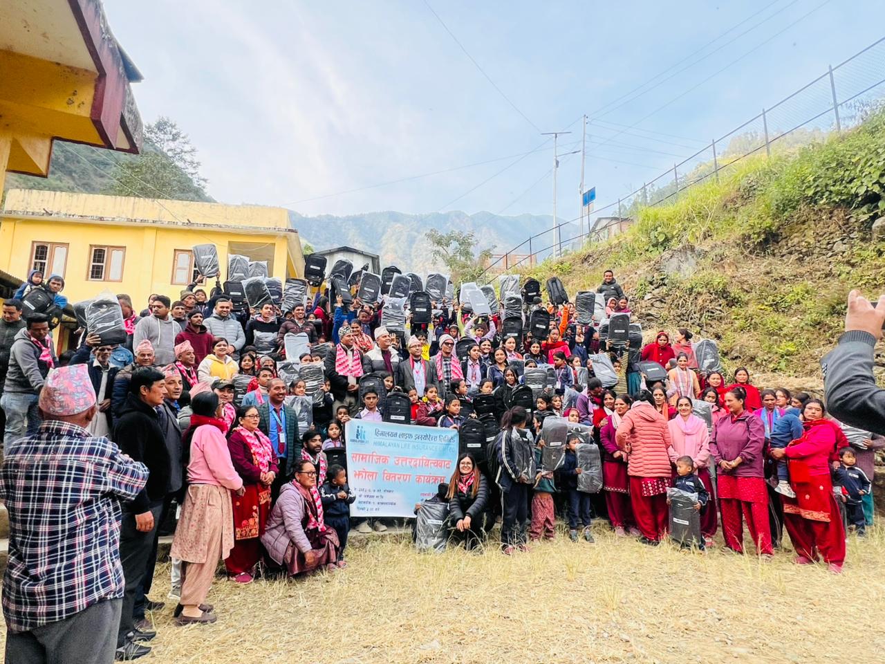काभ्रेको बेथानचोक वडानम्बर १ का पाँच विद्यालयका विद्यार्थीलाई झोला वितरण