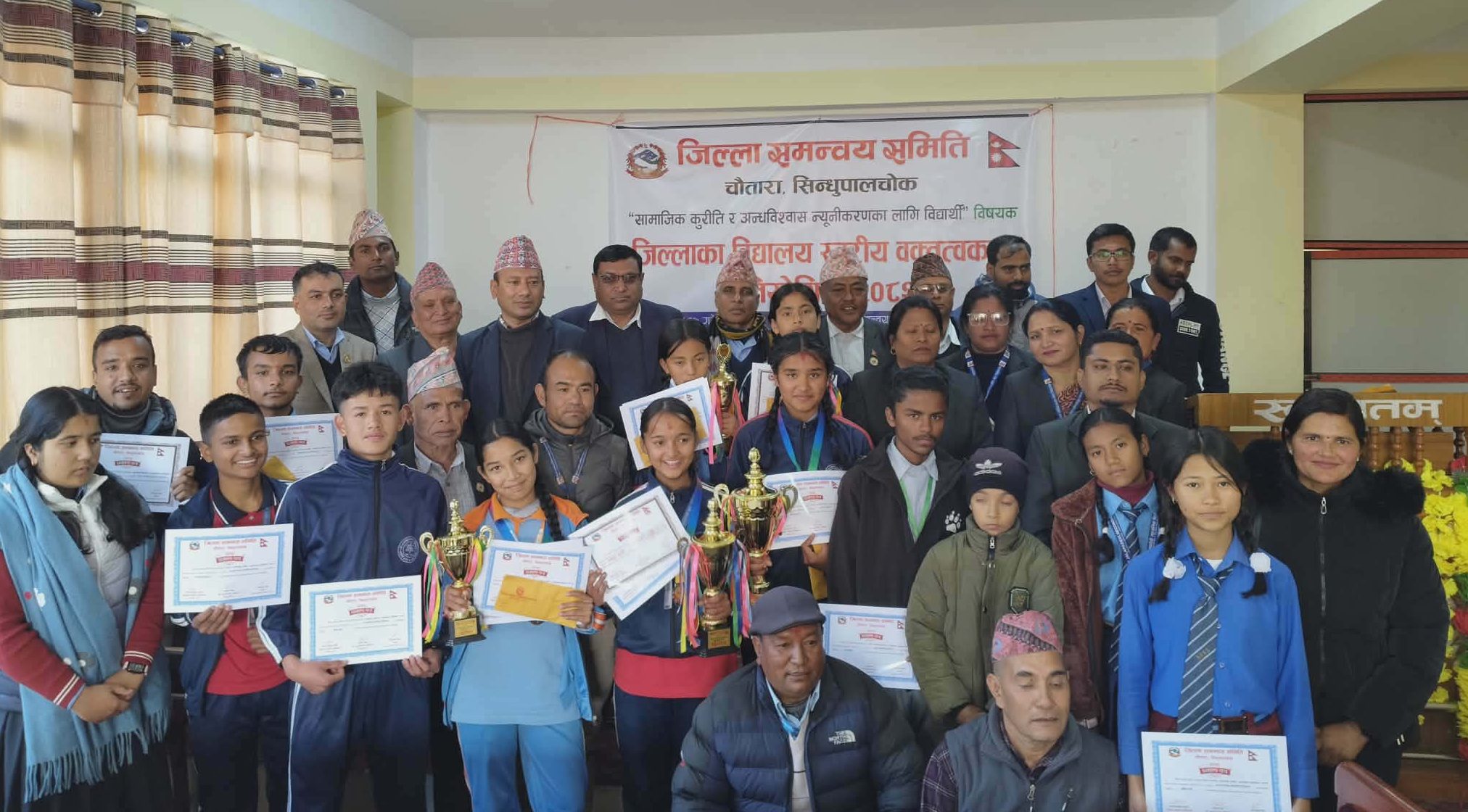 वक्तृत्वकला प्रतियोगितामा इष्टप्वाईन्ट एकेडेमी हेलम्बुकी अविश्री खड्का प्रथम