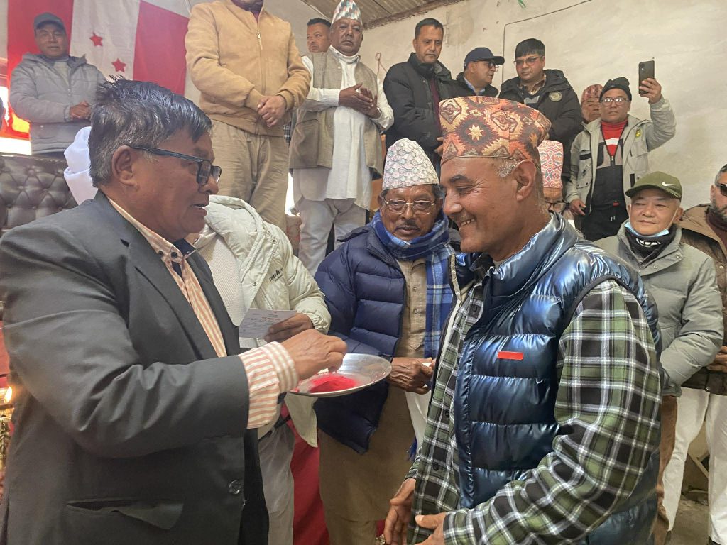 बेथानचोकमा एमाले छोडेर कांग्रेसमा प्रवेश गर्नेकाे लर्काे, जेनजीहरु पनि कांग्रेसमा