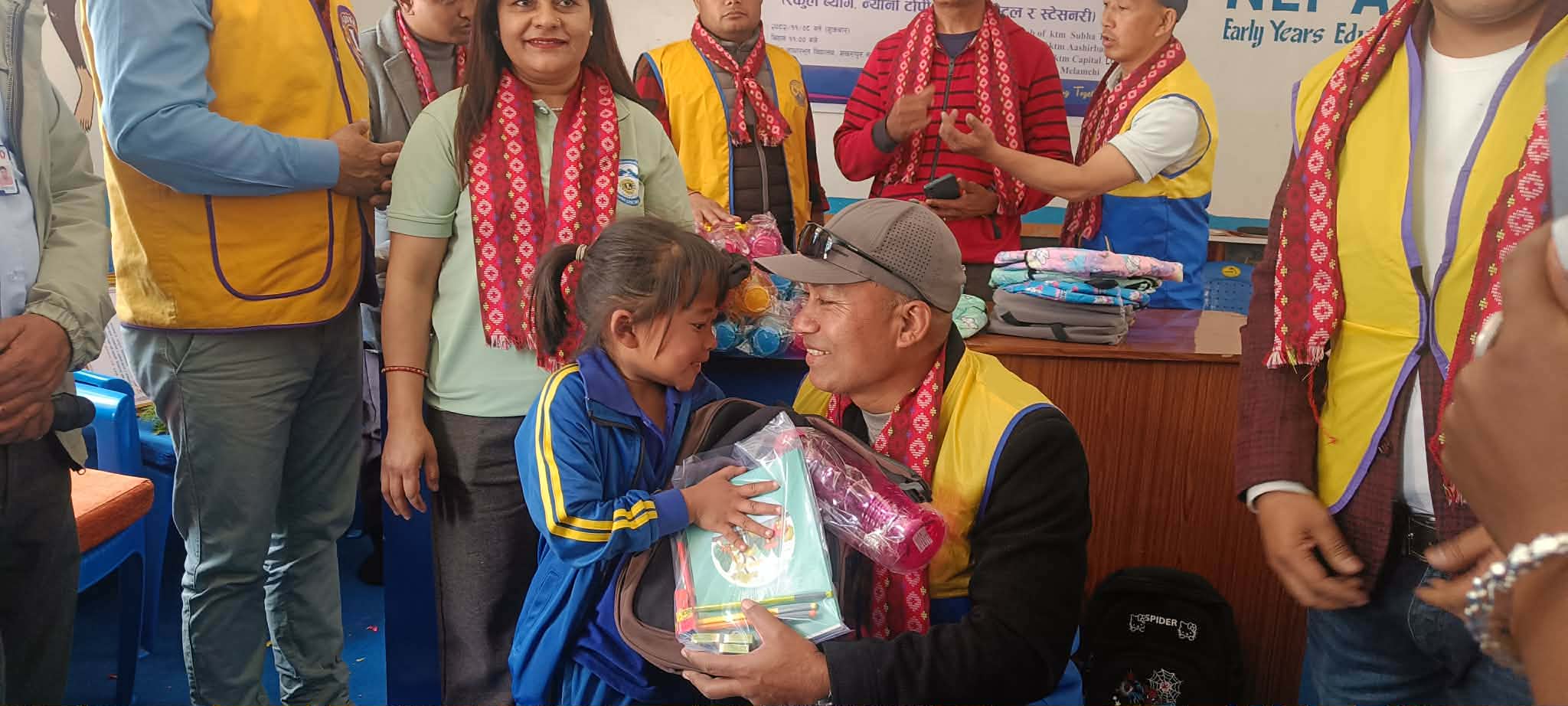 लायन्स क्लब अफ शुभ ताराको समन्वयमा साँखु आधारभूत विद्यालयलाई विभिन्न सामाग्री वितरण