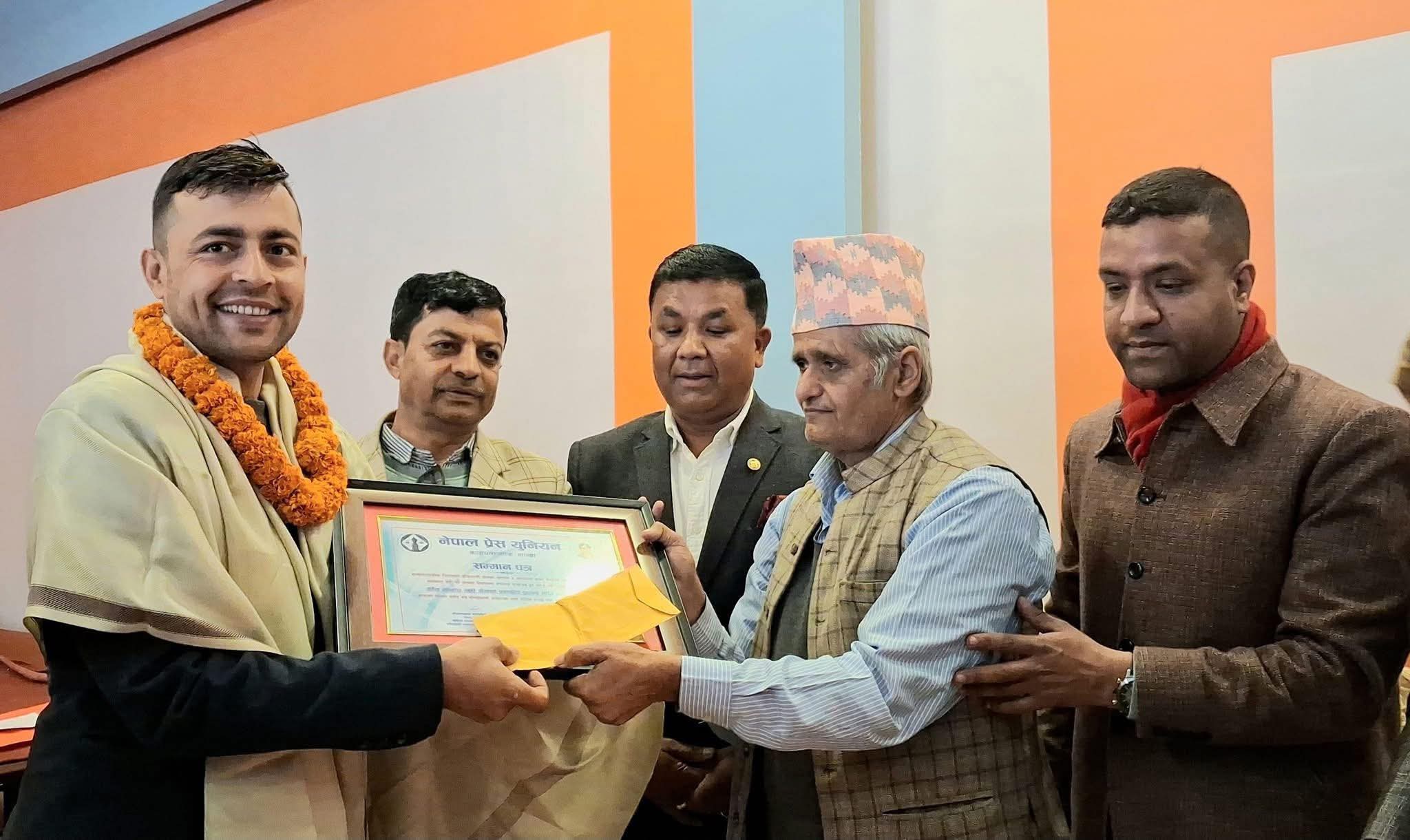 कान्तिपुरकर्मी पुजन धिताल डाँडापारी पत्रकारिता पुरस्कारबाट पुरस्कृत