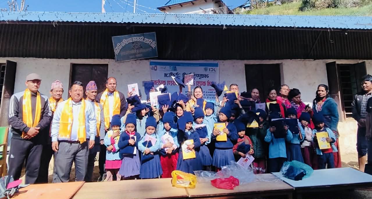 भकुण्डेबेँसी जेसीजद्वारा रोशीका तीन विद्यालयमा न्यानो कपडा वितरण
