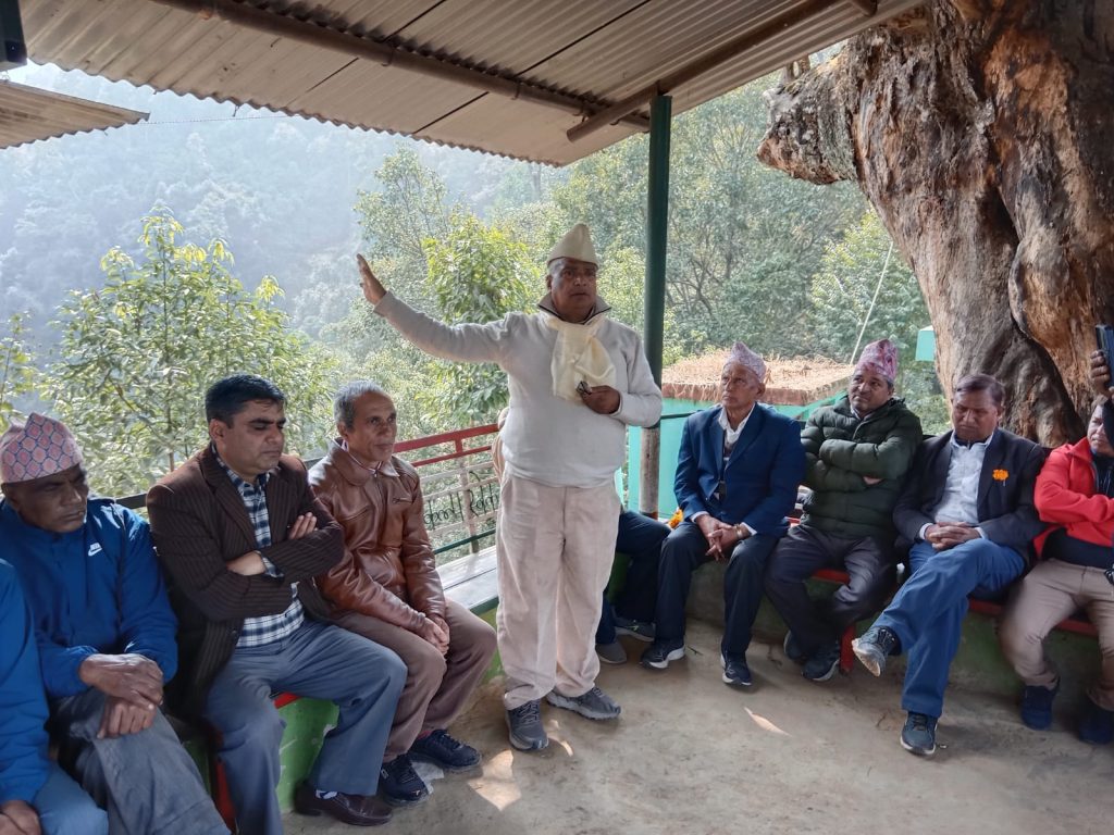 मण्डनदेउपुरका मतदाताले मधु आचार्यलाई सोधे, ‘किसानका समस्या सम्बोधन हुन्छन् ?’