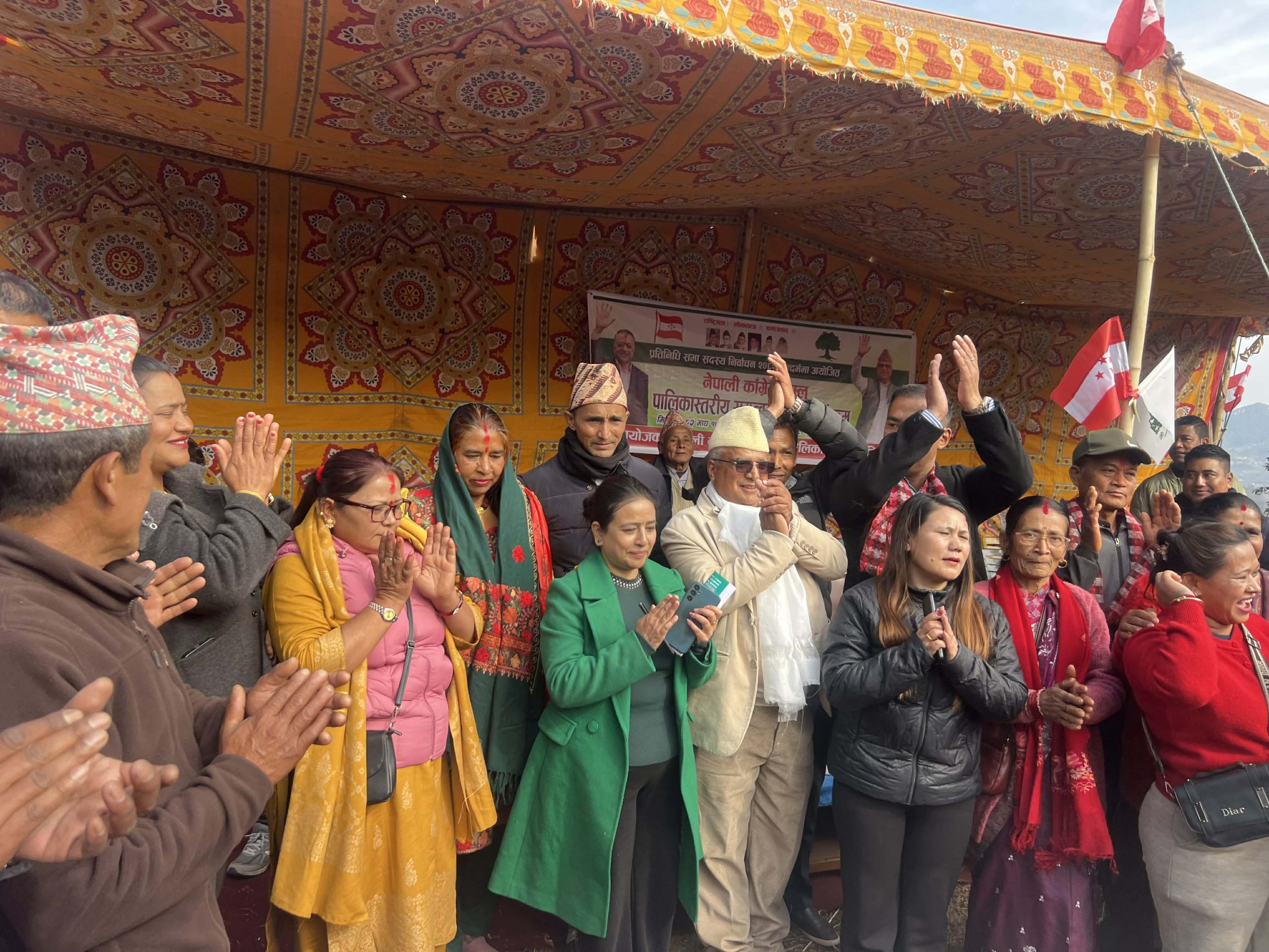 घर-घरमा पुगेर मतदाताका गुनासो र अपेक्षा सुन्दैछन् ‘मधु आचार्य’