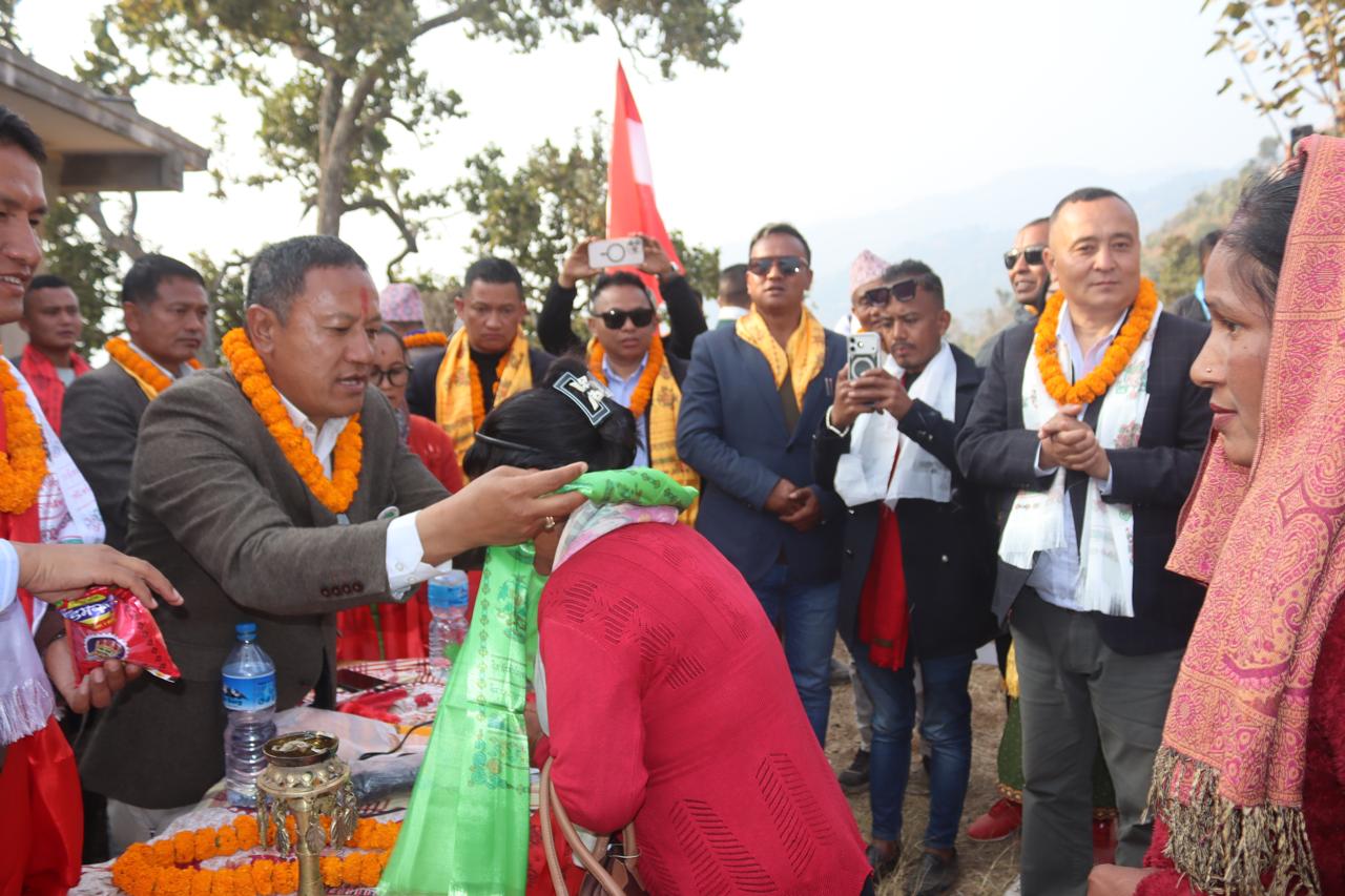 तेमालका युवाहरु कांग्रेस प्रवेश, जिल्ला सभापति लामाद्वारा नवप्रवेशीलाई पार्टीमा स्वागत