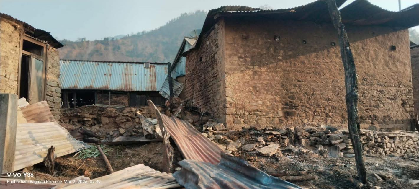 महाभारत गाउँपालिकाकाे गोठडाँडामा भएकाे आगलागीमा ३ घर र २ गोठ जलेर नष्ट