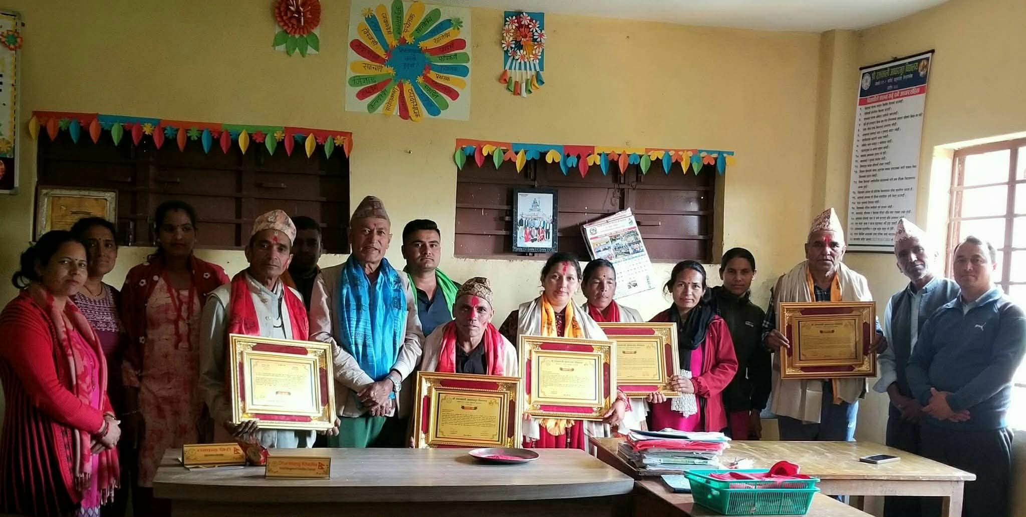 रक्तकाली आधारभूत विद्यालयद्वारा पूर्वअध्यक्षहरुलाई सम्मान