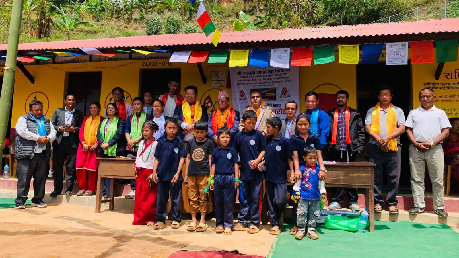मण्डनदेउपुर-११ मा रहेकाे भगवती आधारभूत विद्यालयकाे नवनिर्मित भवनकाे उद्घाटन
