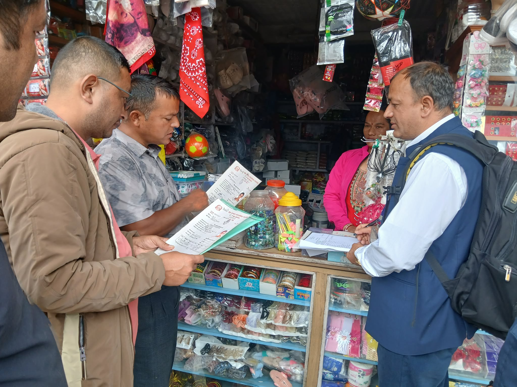 मेलम्ची नगरपालिकाद्वारा बजार अनुगमन : मूल्यसूची अनिवार्य राख्न व्यवसायीलाई निर्देशन