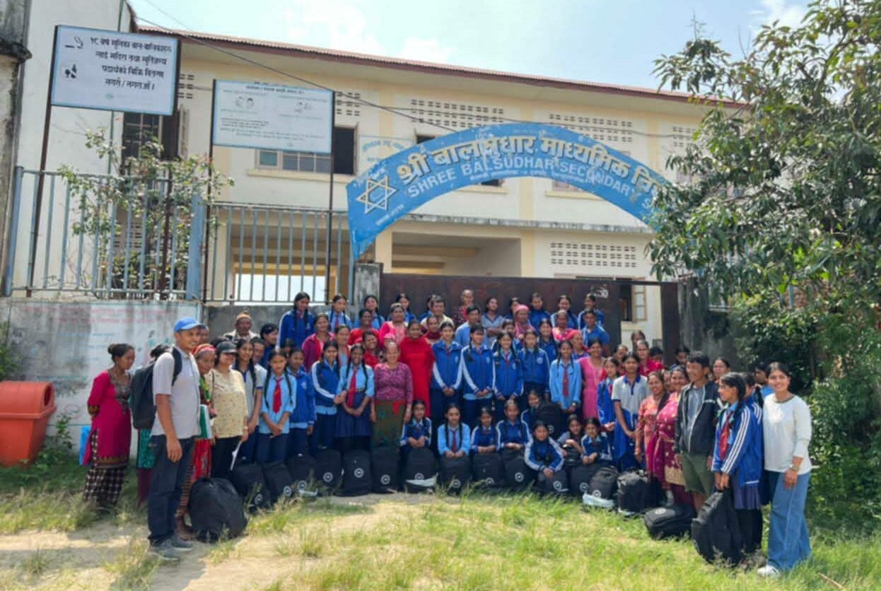 ग्रामीण स्वास्थ्य र शिक्षा सेवा गुठीद्वारा मेलम्चीका विद्यालयमा शैक्षिक सामग्री वितरण