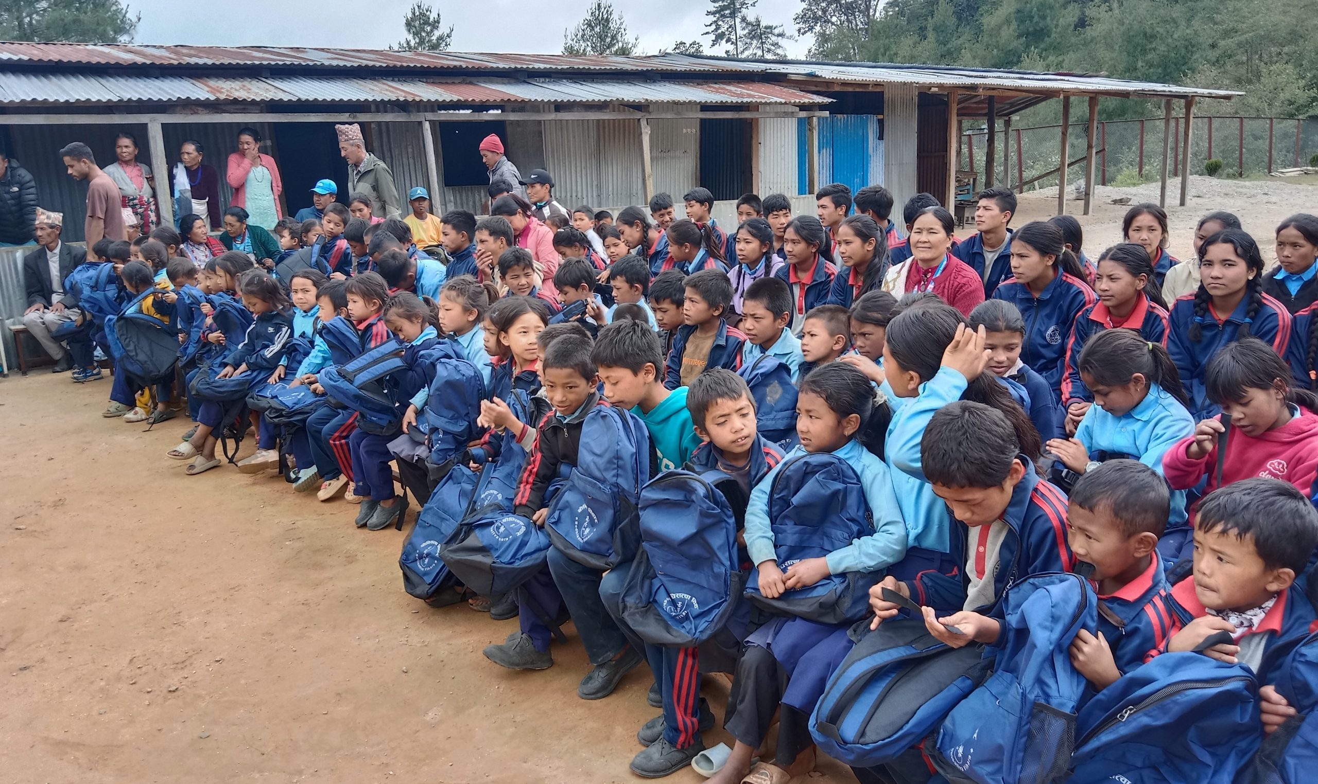 दोरम्बा शैलुङको सञ्जीवनी माविका ७० विद्यार्थीलाई झोला वितरण