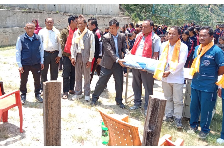 खाँडादेवीको श्री कृष्ण माविका १८२ विद्यार्थीलाई विद्यालय पोशाक वितरण