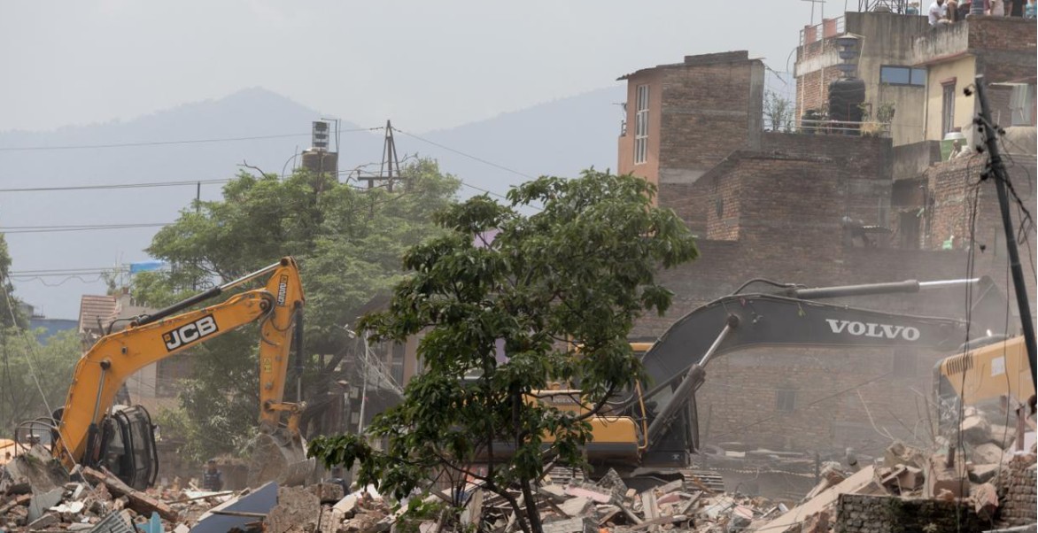 बालाजु, माछापोखरी र स्वयम्भू क्षेत्रका सुकुम्बासी बस्तीमा डोजर चल्यो