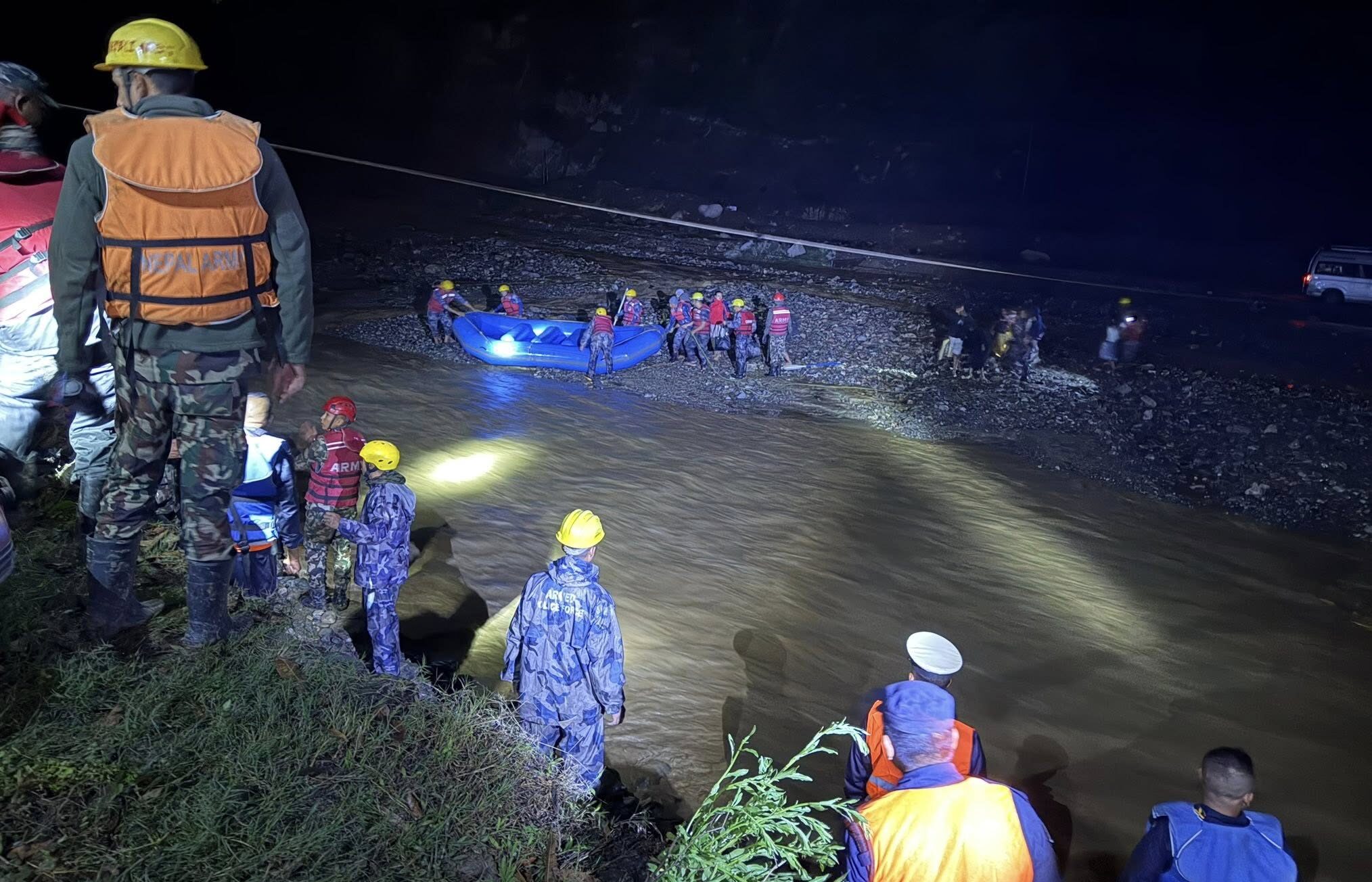 रोशी खोलामा फसेका ८९ जना यात्रुको सकुशल उद्धार