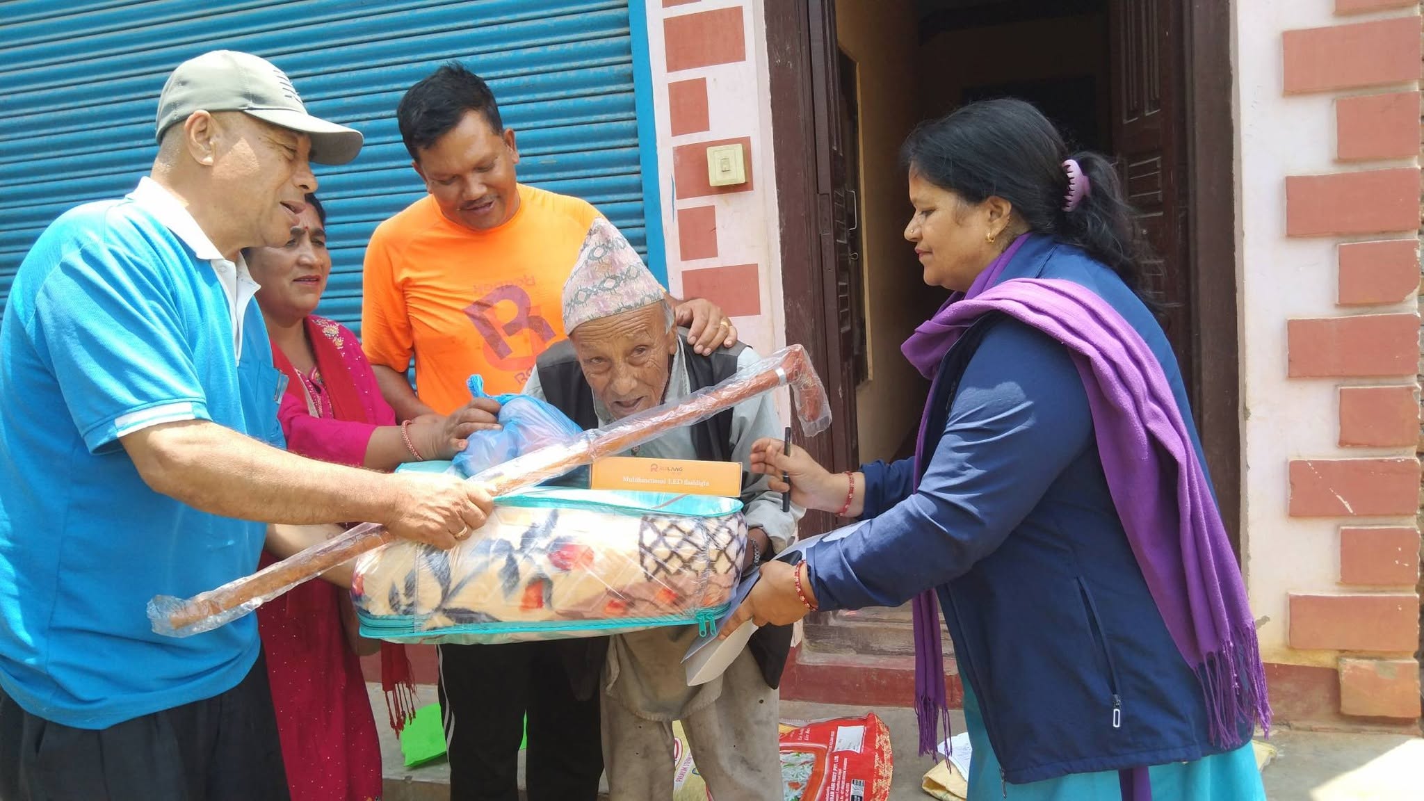 मण्डनदेउपुर–९ मा ९० वर्षमाथिका जेष्ठ नागरिकलाई घरदैलोमै सम्मान 