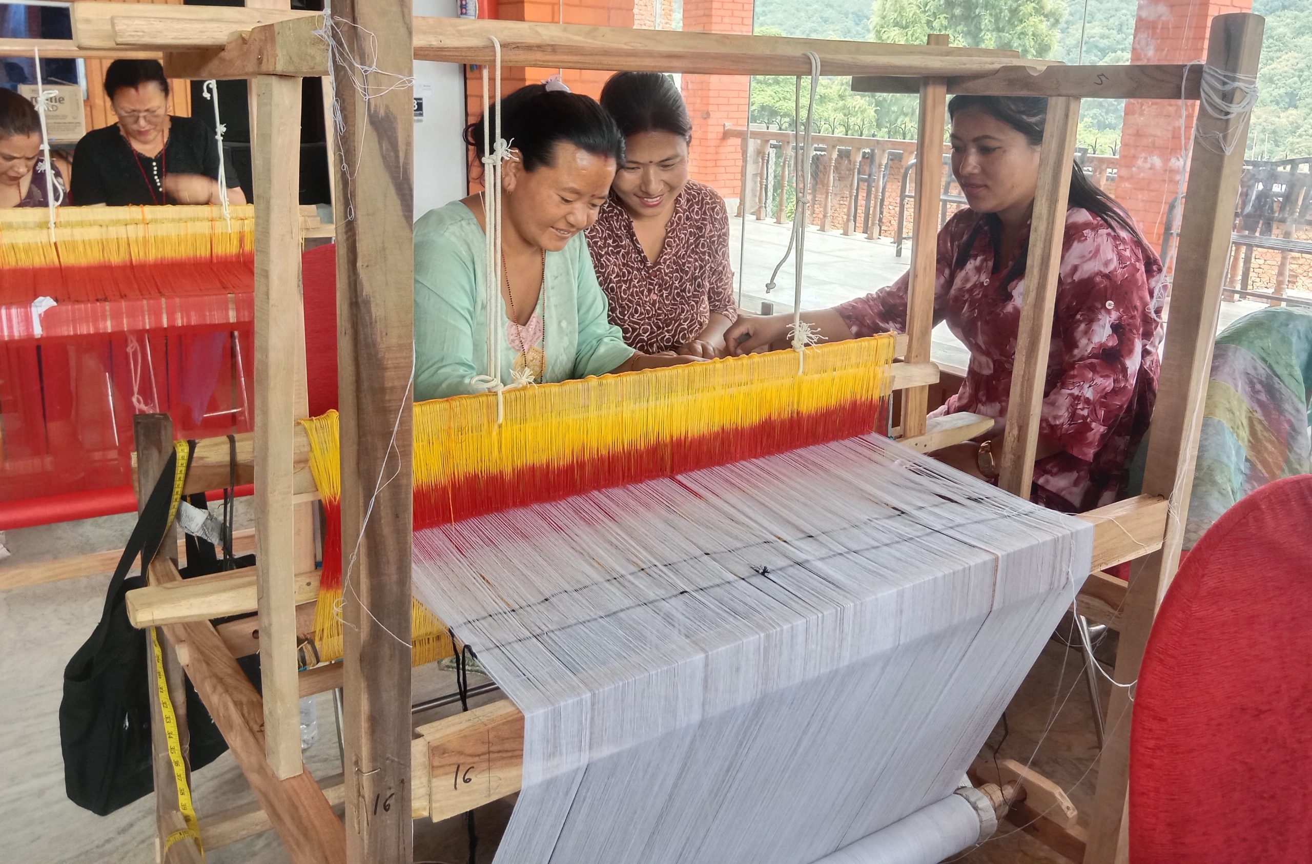 धुलिखेलमा ढाकाको कपडा बुनाइ तालिम सञ्चालन