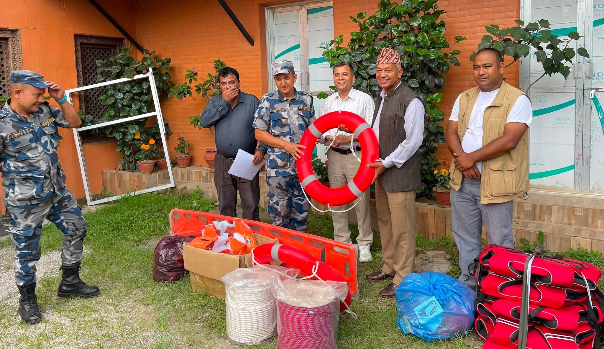 पनौती नगरपालिकाद्वारा सशस्त्र प्रहरीलाई विपद् प्रतिकार्य सामग्री हस्तान्तरण