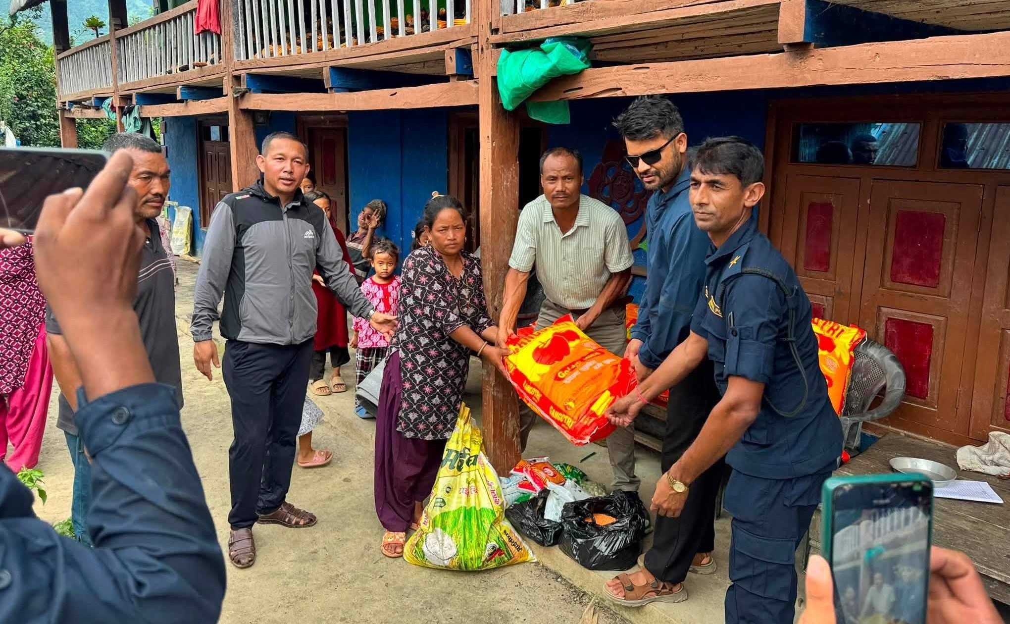 महाभारत–१ का आगलागी पीडित परिवारलाई गाउँपालिकाद्वारा राहत वितरण, थप सहयोगको अपिल