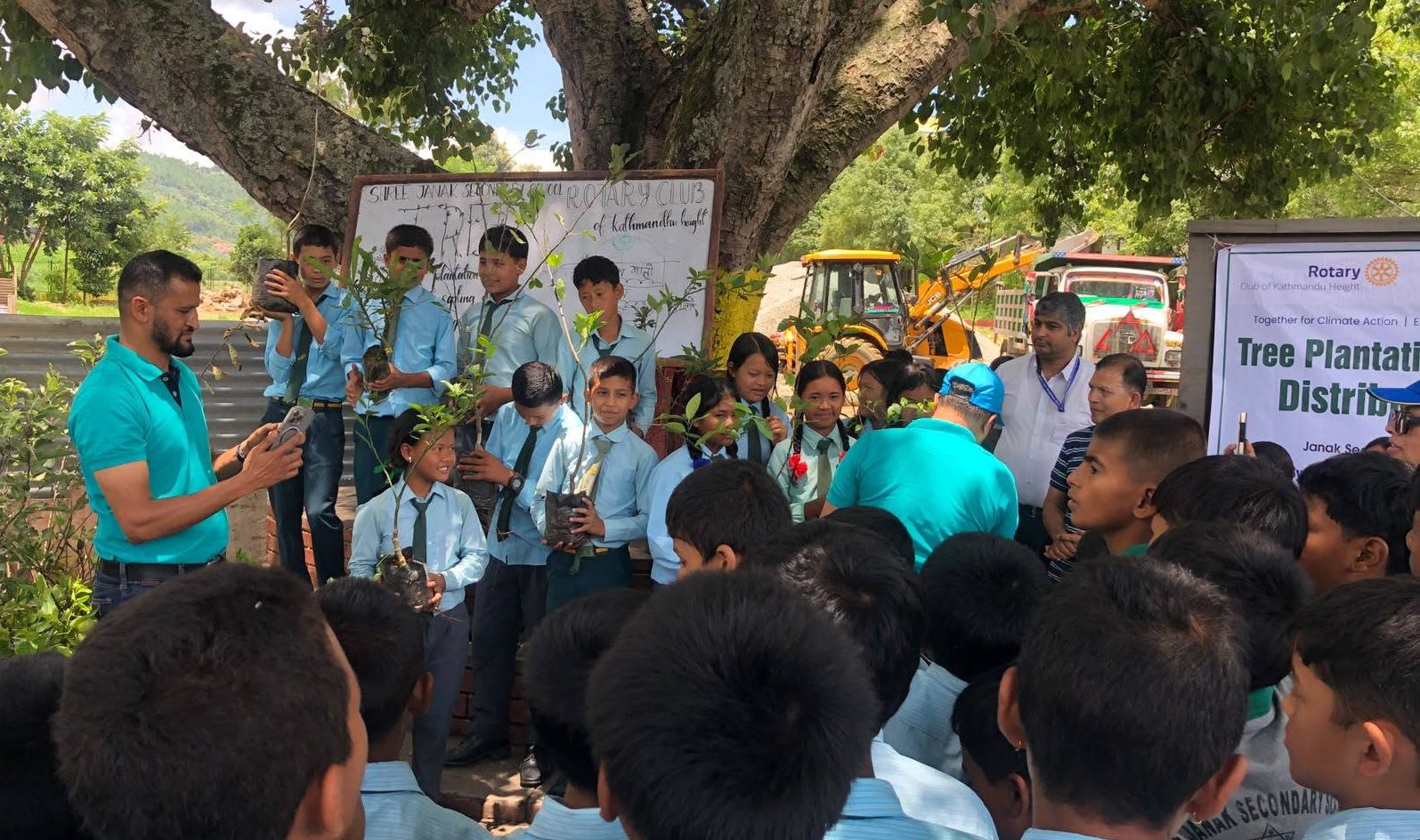 जनक माध्यमिक विद्यालयमा ७०० बिरुवा वितरण, हरियाली अभियान सम्पन्न