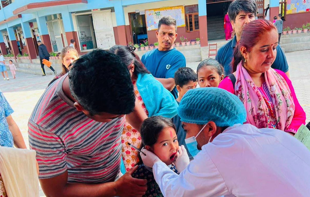 नतिजा प्रकाशनको अवसरमा काभ्रे इङ्गलिश माविमा निःशुल्क दन्त शिविर